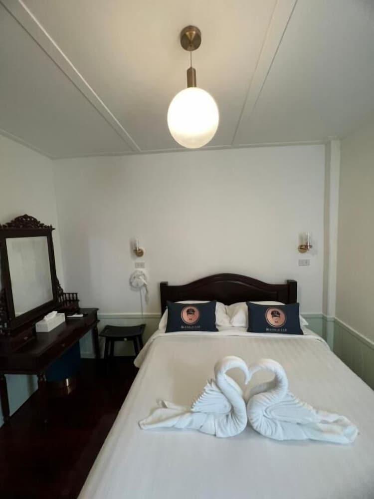 RoomQuest Bangkok Rim Praya Dinsor Road - Tap to explore photos