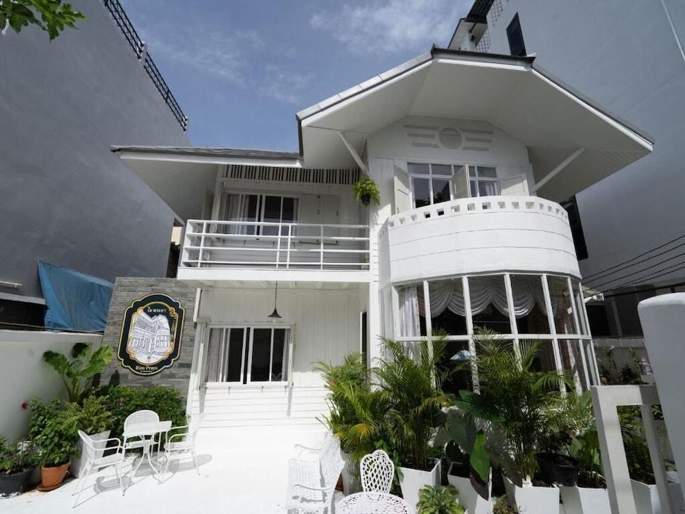 RoomQuest Bangkok Rim Praya Dinsor Road - Tap to explore photos