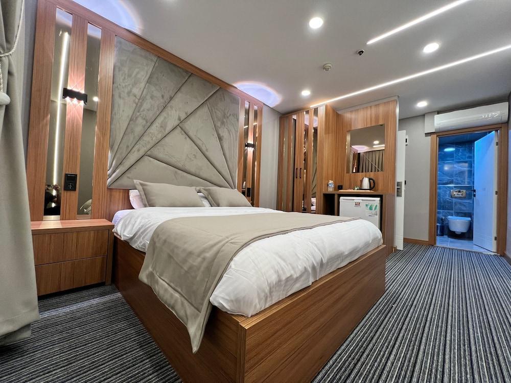 Vipinn hotels Room Type - Standard Room, 1 Queen Bed, City View