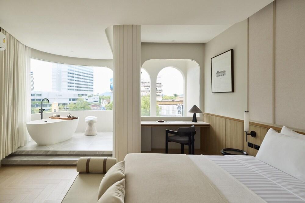 Arco Phuket Town Room Type - Clock tower with bathtub