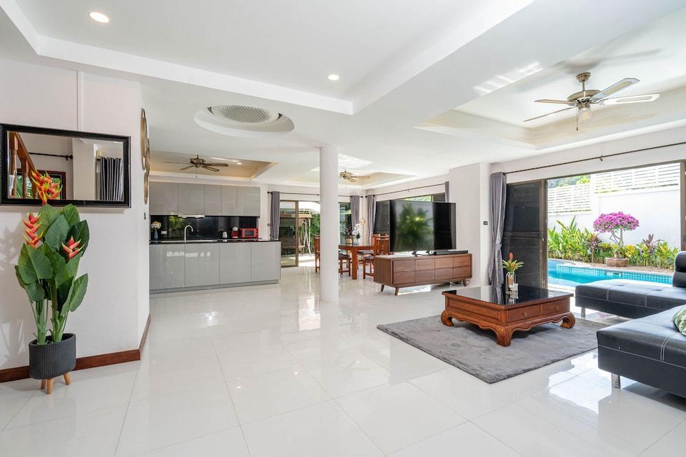 Tropical 3BR Pool Villa Amaya in Kamala - Tap to explore photos
