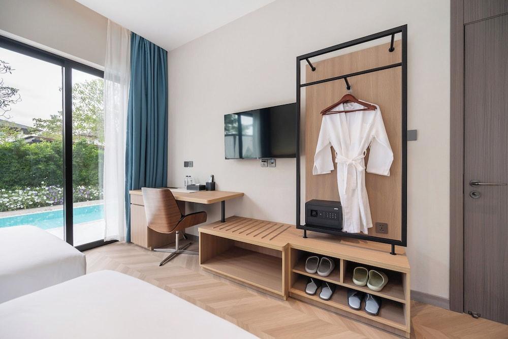 Argo Pattaya Resort and Villas Room Type - Deluxe One-Bedroom Pool Villa With Garden (Modern Interior Upgrade) Argo Pattaya Resort and Villas Room Type - Deluxe One-Bedroom Pool Villa With Garden (Modern Interior Upgrade)