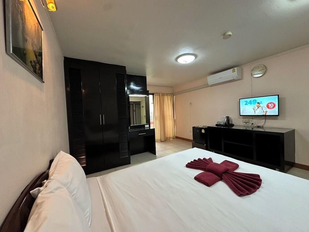 Hotel Grand Mandarin Latphrao 130 - Tap to explore photos
