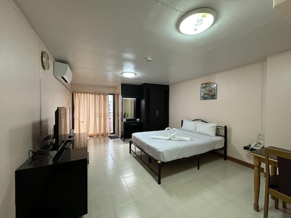 Hotel Grand Mandarin Latphrao 130 - Tap to explore photos
