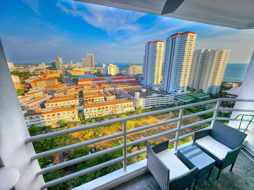 View Talay 5 - Beachfront Ocean View - High Floor & Huge Pool Room Type - Apartment
