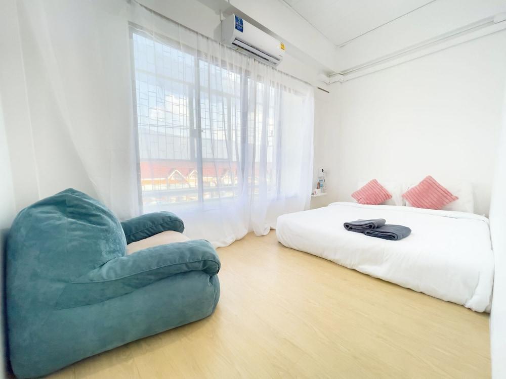 Transit Donmueang Airport Hostel Room Type - Queen Room