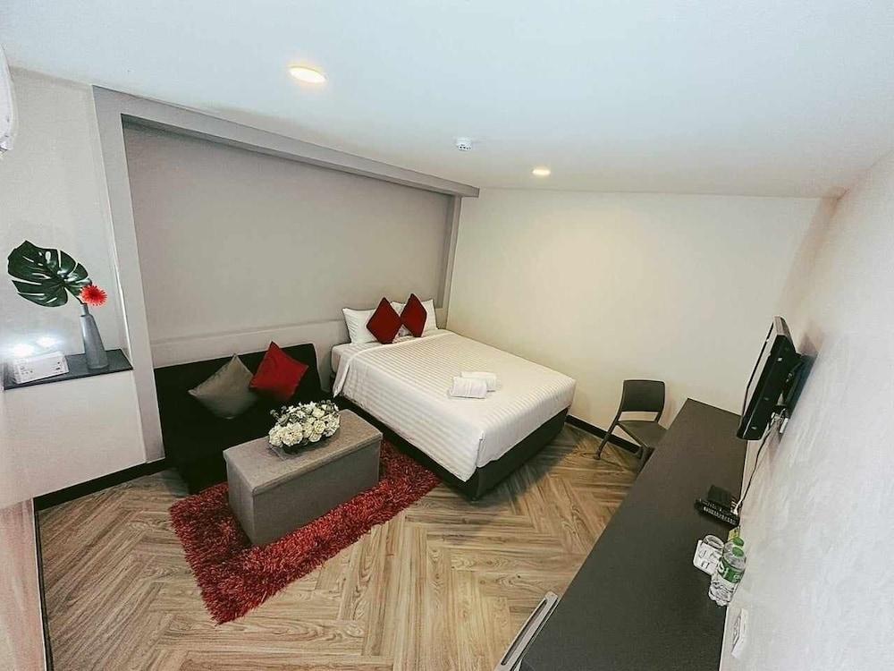 14 Sathorn hotel Room Type - Deluxe Double Room