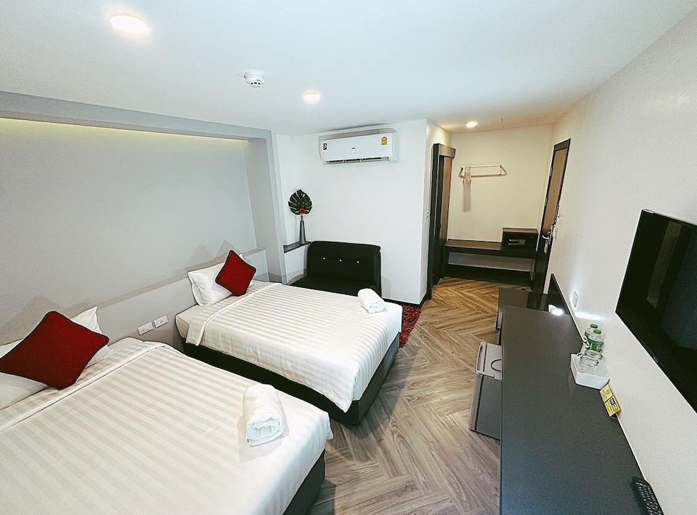 14 Sathorn hotel Room Type - Deluxe Twin Room (No window)