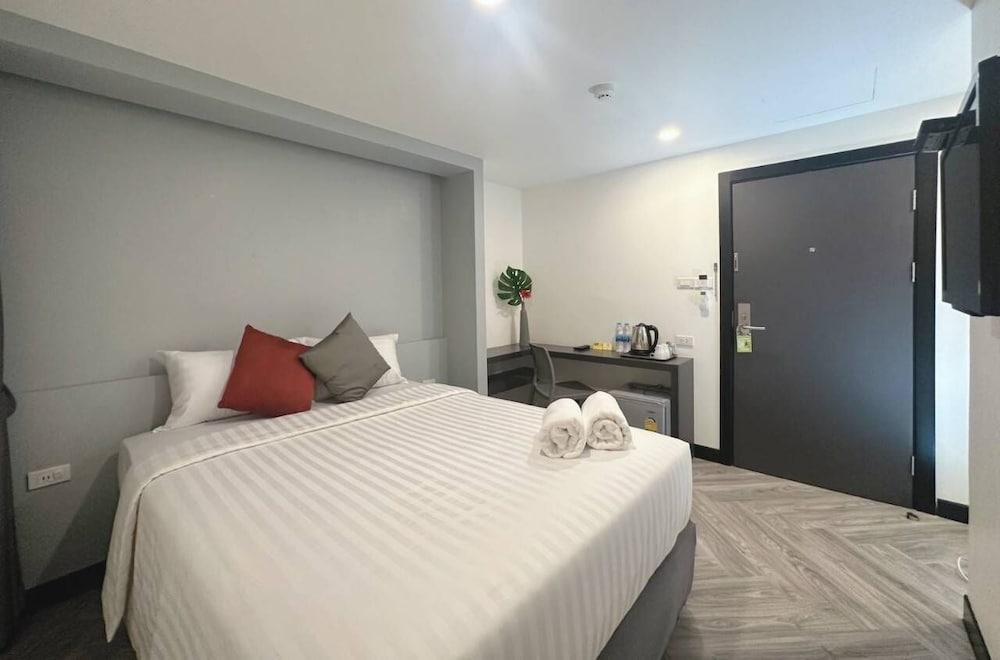 14 Sathorn hotel Room Type - Standard Double Room