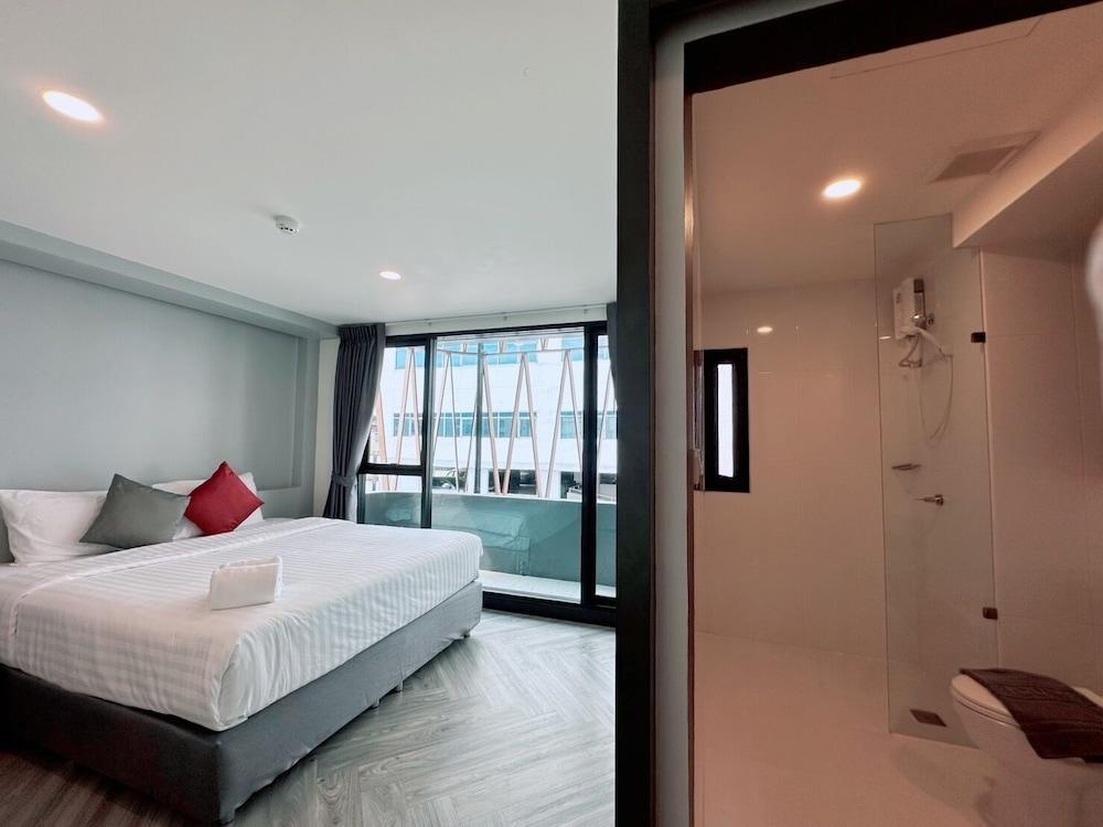 14 Sathorn hotel Room Type - Grand Deluxe Balcony A