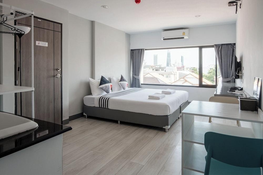 Area Place Hotel Room Type - Standard Room, 1 King Bed, Bathtub, City View