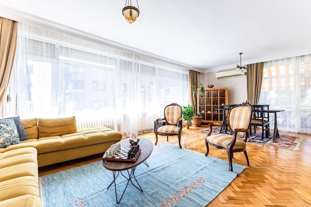 Spacious Flat w Balcony 3 min to Kadikoy Square - Tap to explore photos