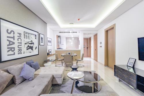 SuperHost - Dubai Dreaming Stylish 1BR, DAMAC Towers Paramount - Tap to explore photos