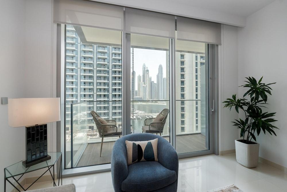 Contemporary 1BR w Dubai Marina Glimpse - Tap to explore photos