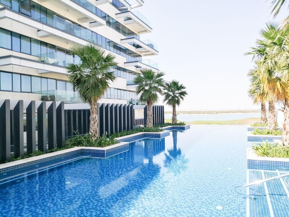 Nasma Luxury Stays - Water's Edge in Yas - Tap to explore photos