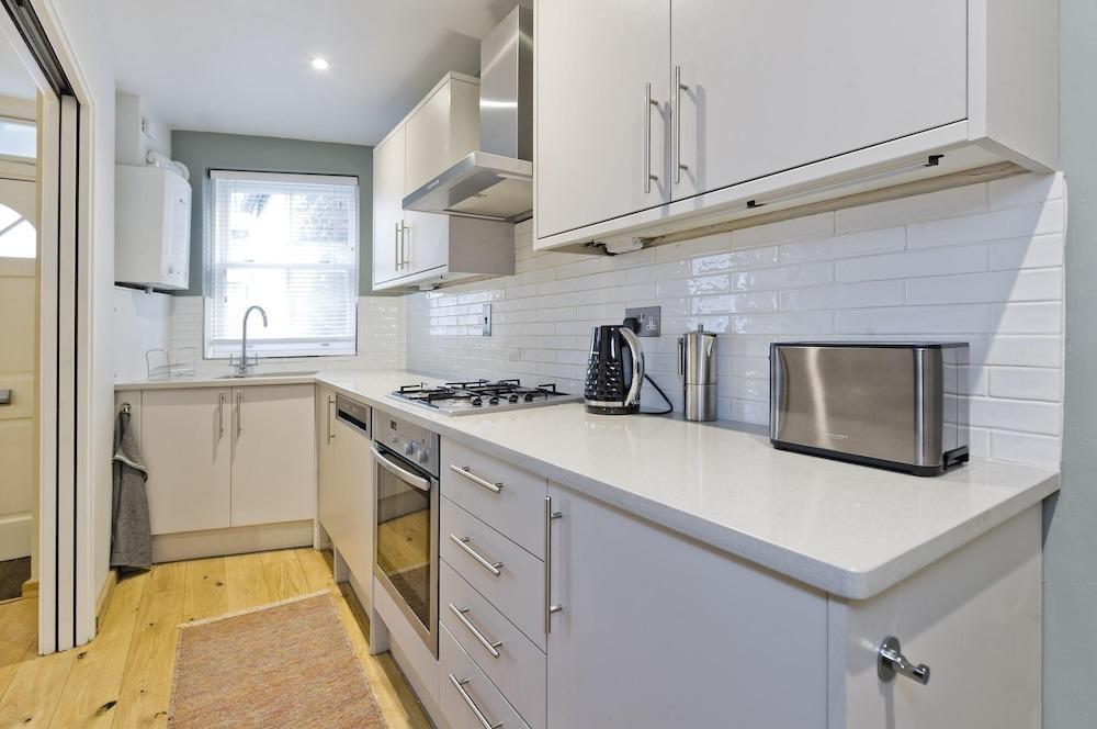 Long Stay Discounts - 2-bed Marble Arch Mews House - Tap to explore photos