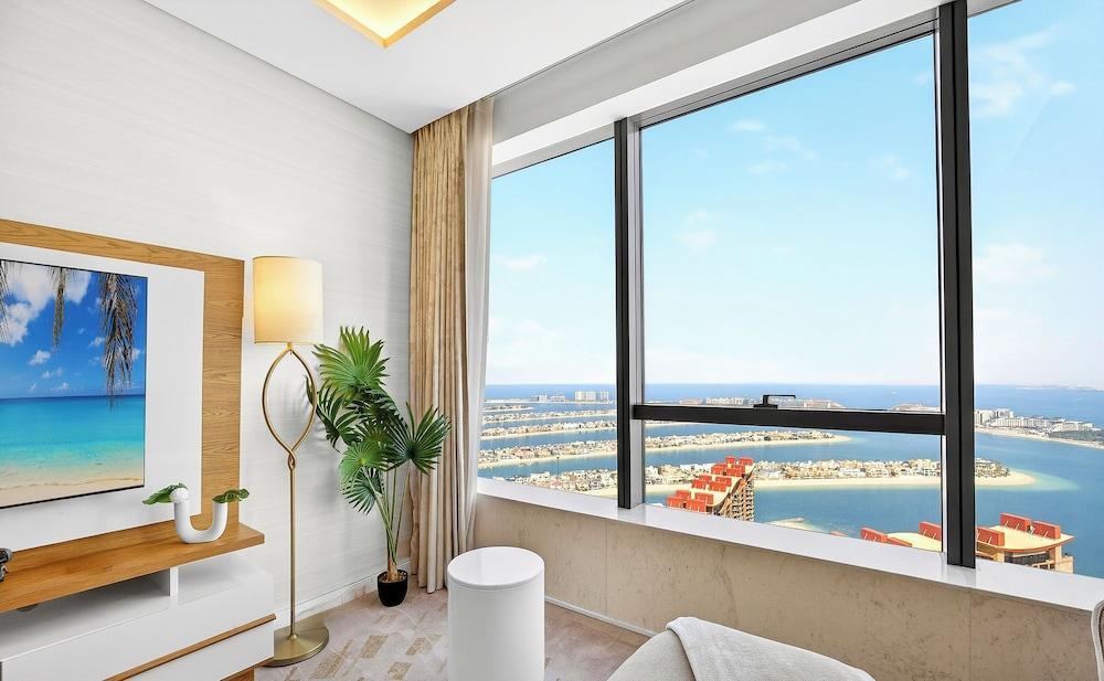 WYZ RENT|Palm Tower 1 BD Nakheel Mall High Floor - Tap to explore photos