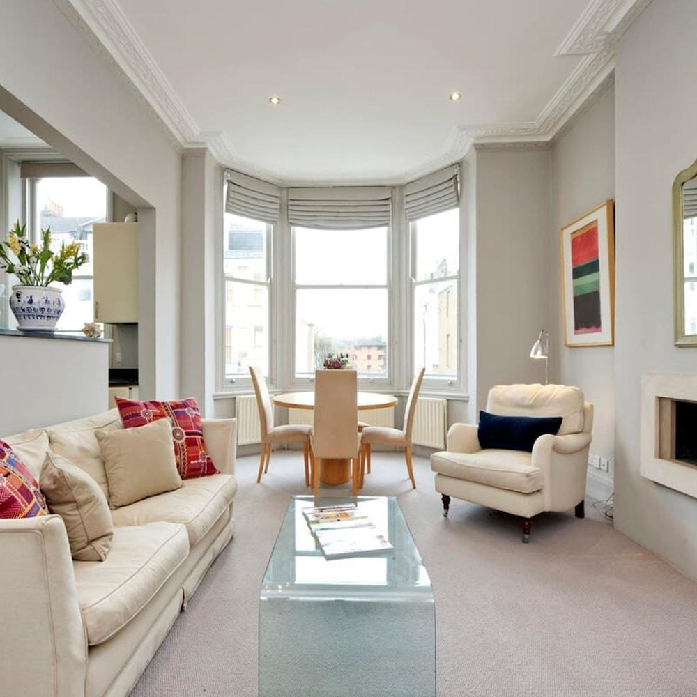 Long Stay Discount Large Bright First-floor Flat - Tap to explore photos