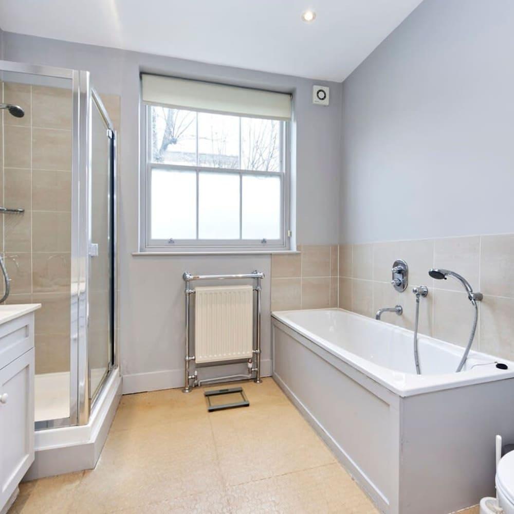 Long Stay Discount Large Bright First-floor Flat - Tap to explore photos