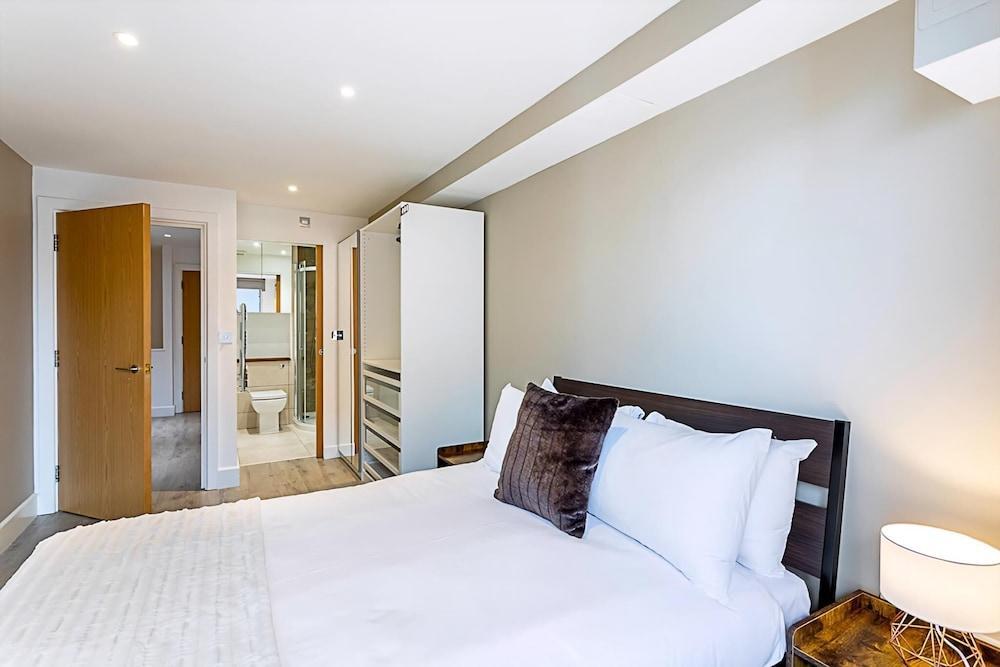 Duplex Two-bed Apartment Near Tower Bridge - Tap to explore photos