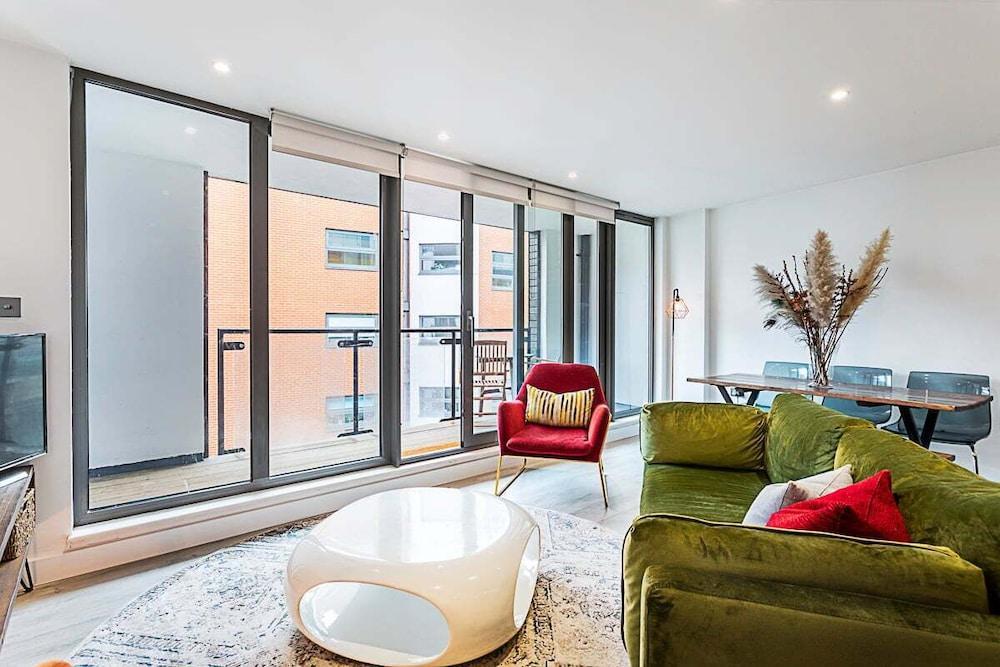 Duplex Two-bed Apartment Near Tower Bridge - Tap to explore photos
