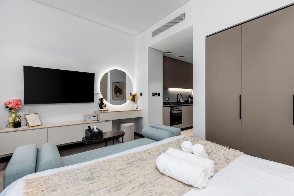 Waves - Sophisticated Studio Living in Business Bay, Dubai - Tap to explore photos