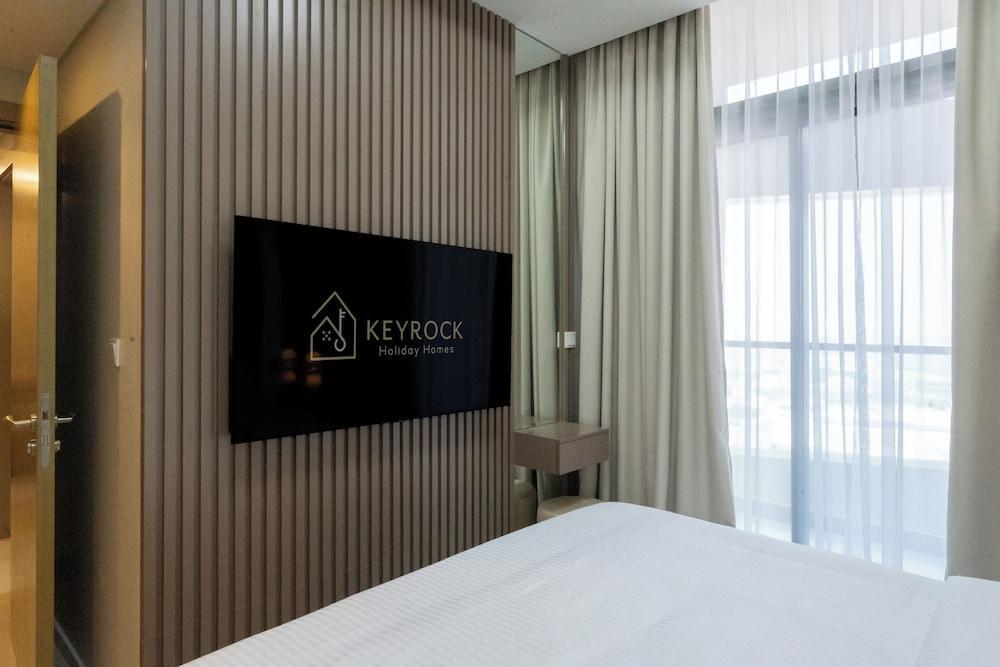 Luxurious 2-BR Oasis in Aykon Tower C