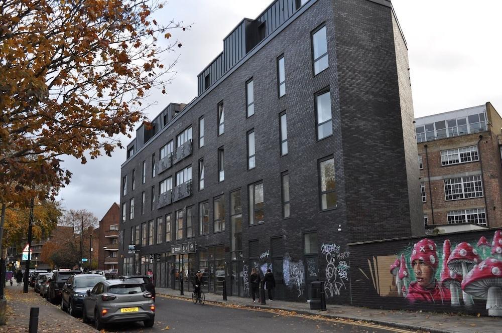 Cosmos capsule coworking hub London - Tap to explore photos