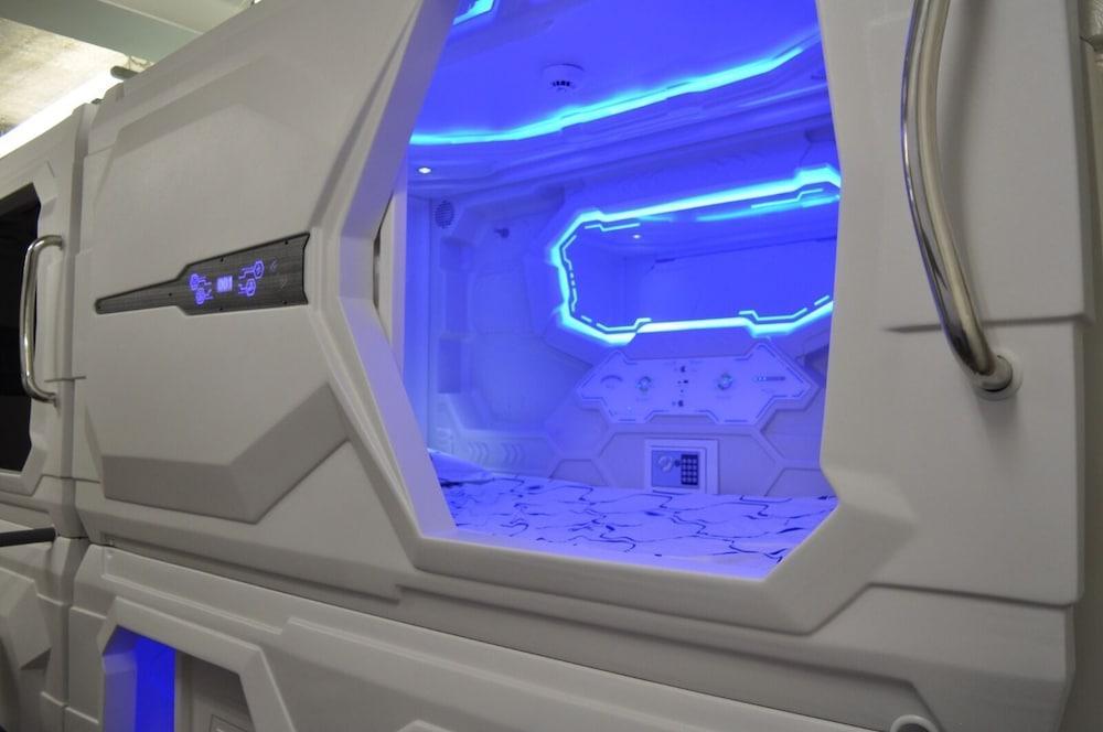 Cosmos capsule coworking hub London - Tap to explore photos