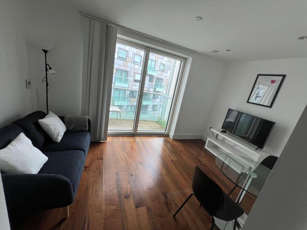 Studio Apartment w/ Balcony In Canary Wharf - Tap to explore photos