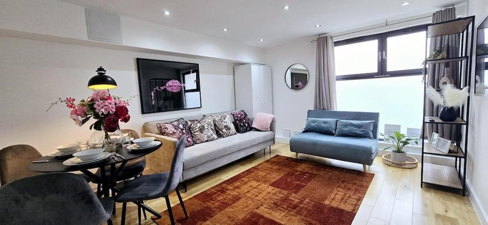 Property For Up To Six People In Greater London - Tap to explore photos