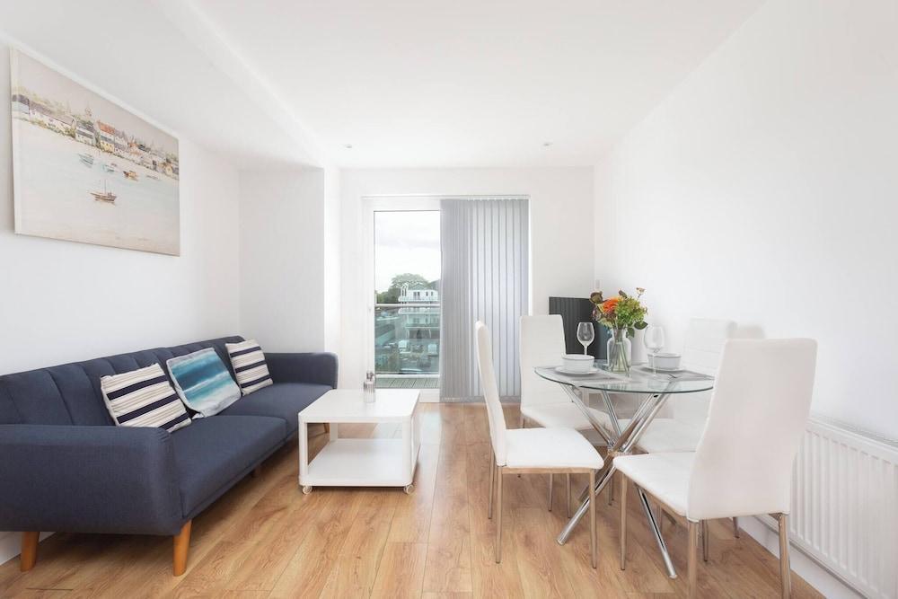Skyvillion - Tower Point Enfield 1bed With Balcony - Tap to explore photos