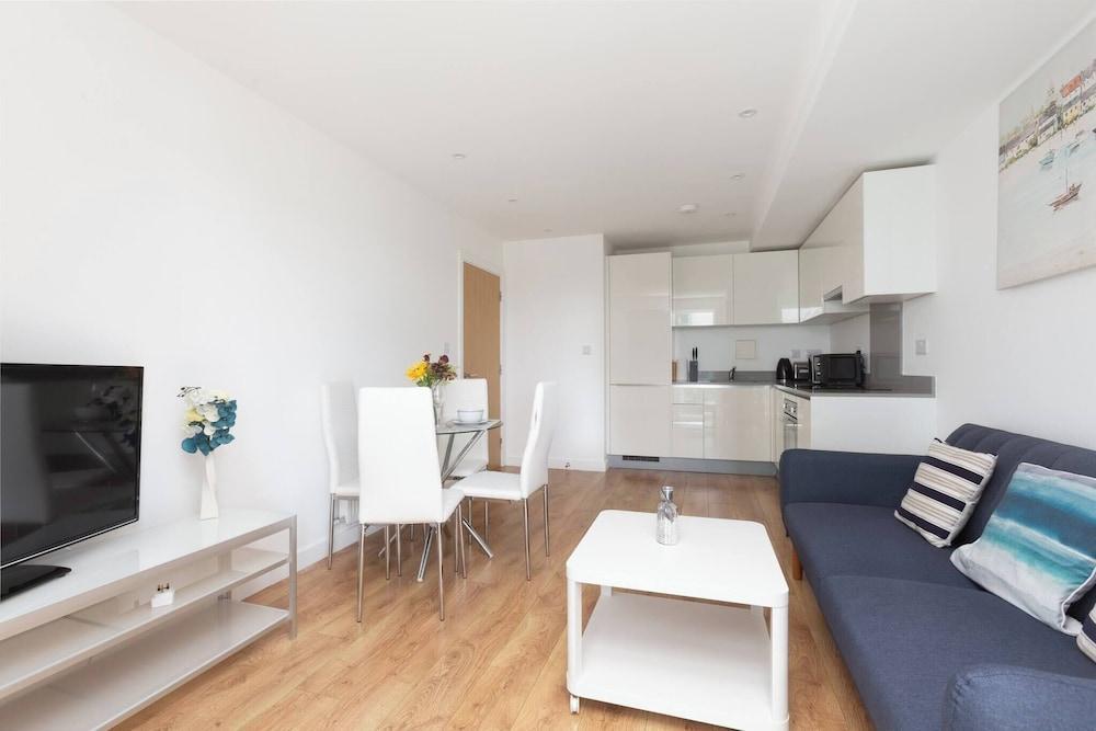 Skyvillion - Tower Point Enfield 1bed With Balcony - Tap to explore photos