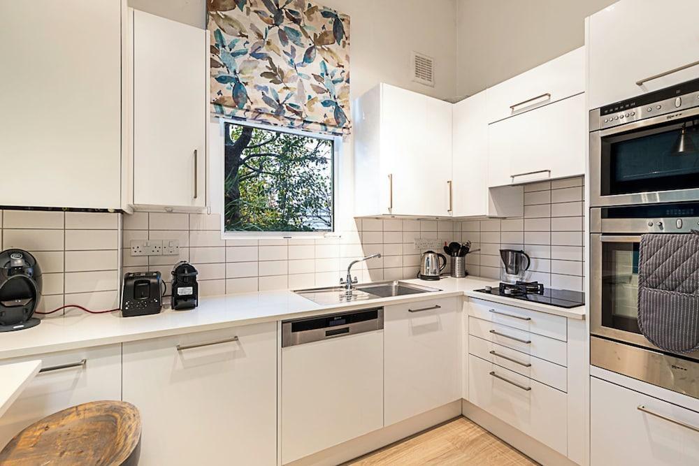 Charming Earls Court Apartment - Tap to explore photos