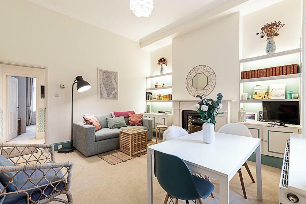 Charming Earls Court Apartment - Tap to explore photos