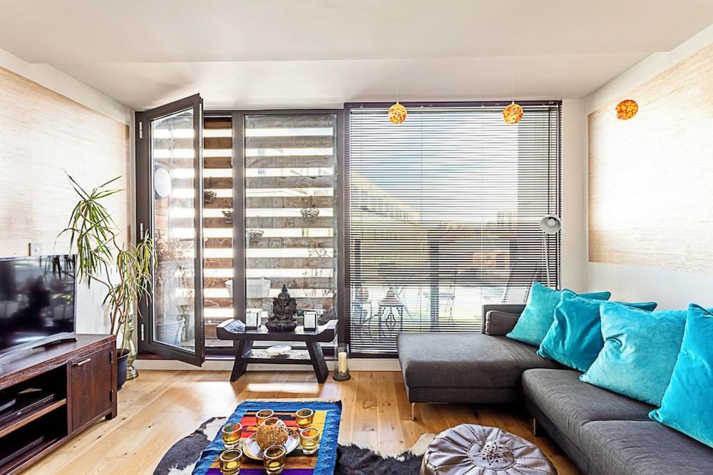 Modern, Cosy Apartment On Vibrant Deptford High Street - Tap to explore photos