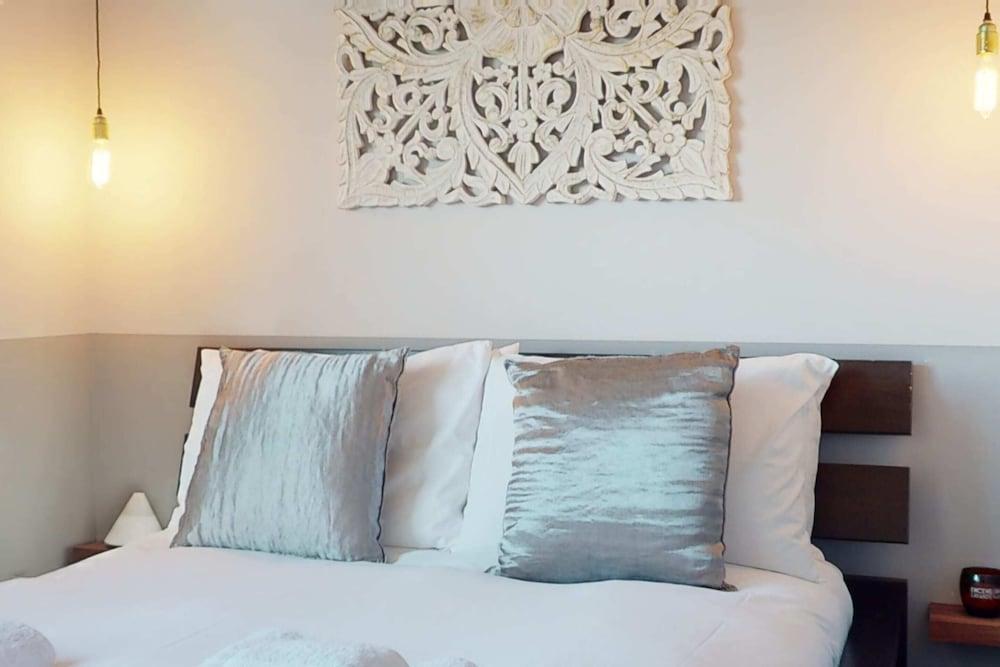 Modern, Cosy Apartment On Vibrant Deptford High Street - Tap to explore photos