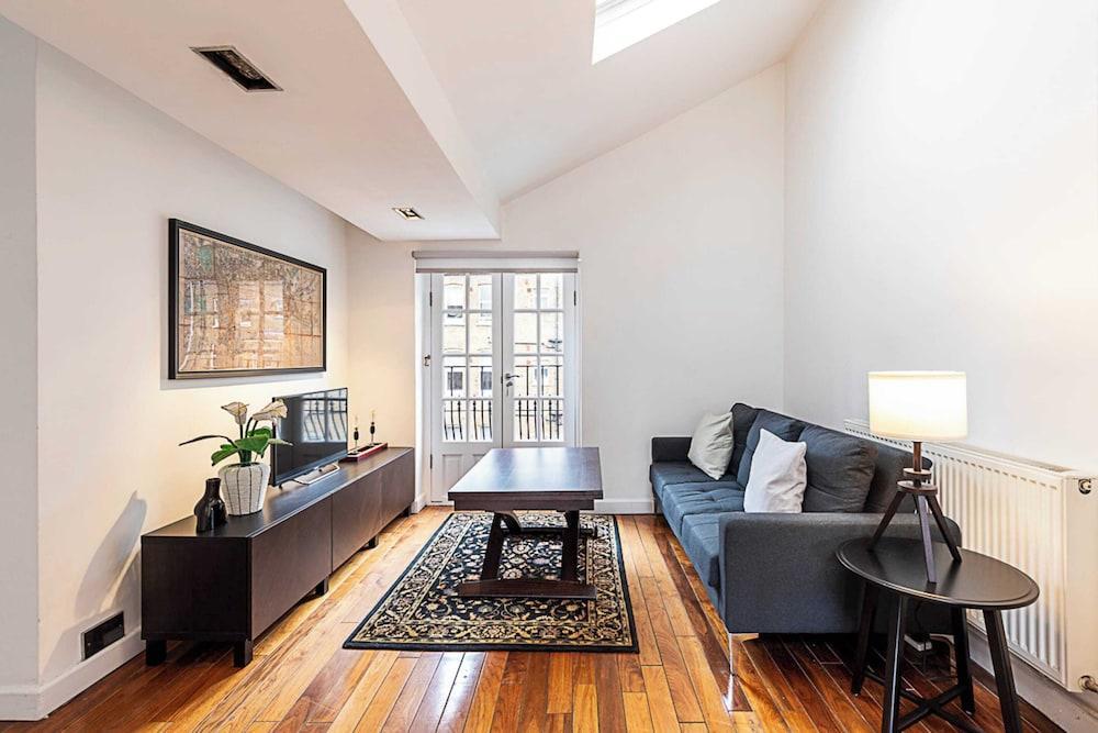 Fitzrovia Townhouse Apartment - Tap to explore photos