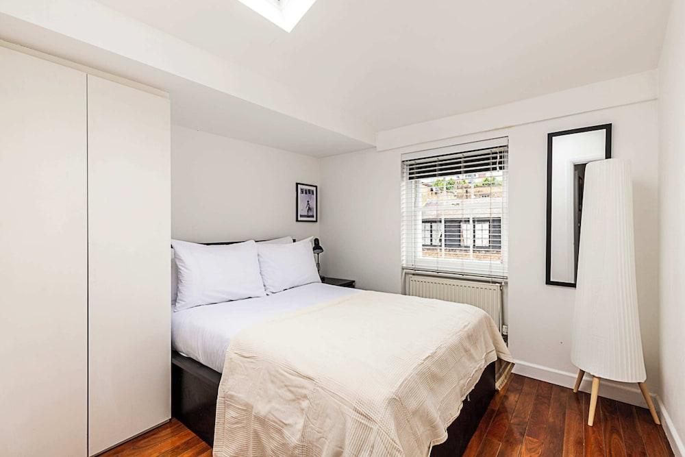 Fitzrovia Townhouse Apartment - Tap to explore photos