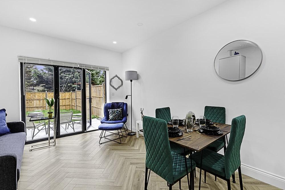 Beautiful 3 Bed Abode in Hanwell - Tap to explore photos