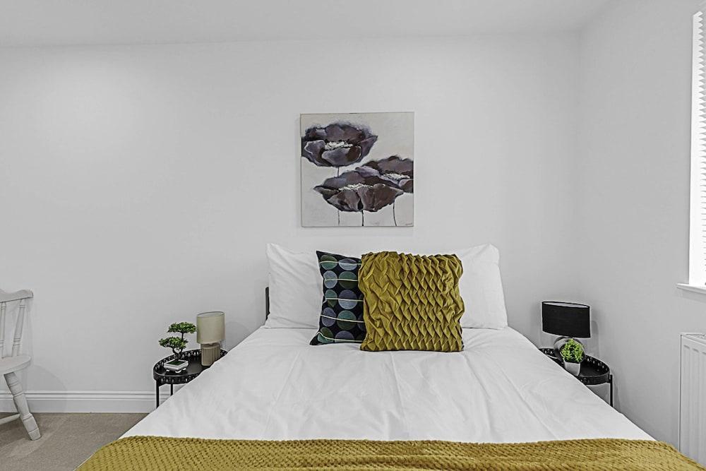 Beautiful 3 Bed Abode in Hanwell - Tap to explore photos