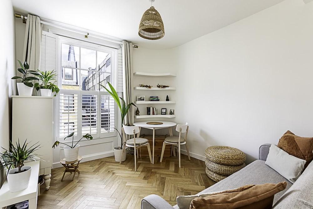 London Bridge Cosy Chic: Your Perfect 1-bed London Retreat - Tap to explore photos