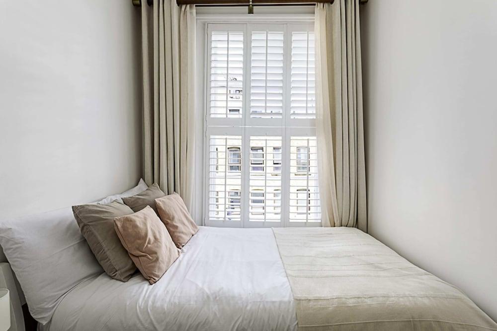 London Bridge Cosy Chic: Your Perfect 1-bed London Retreat - Tap to explore photos