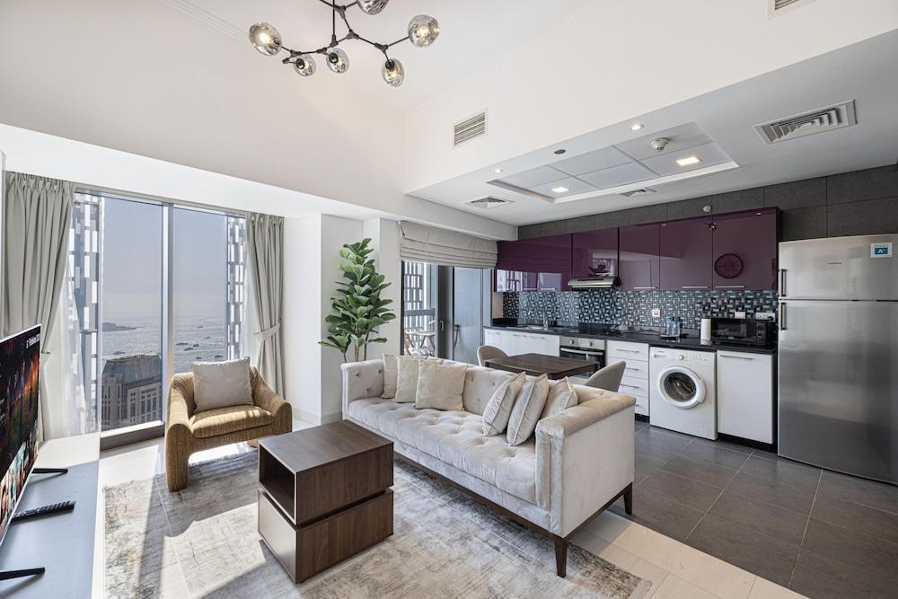 Stunning 1-bed in the Iconic Cayan Tower - Tap to explore photos