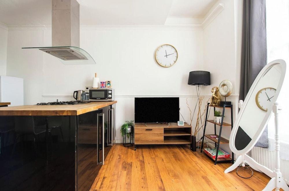 Charming London Apartment Near Hyde Park - Tap to explore photos