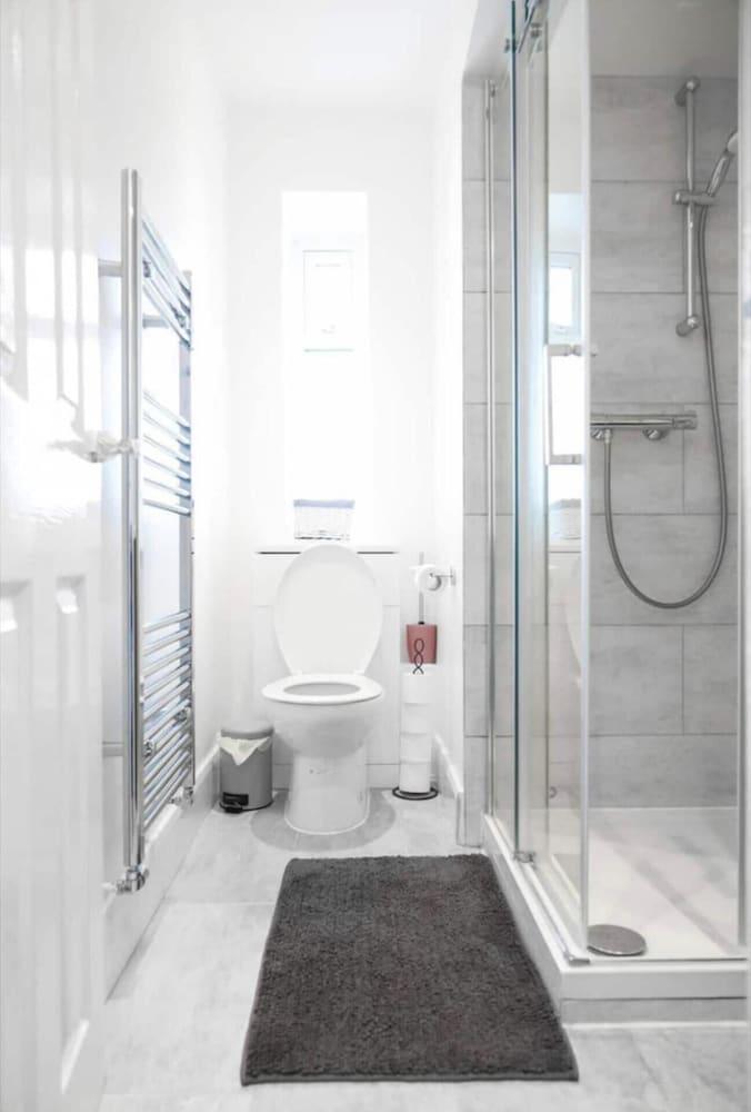 Charming London Apartment Near Hyde Park - Tap to explore photos