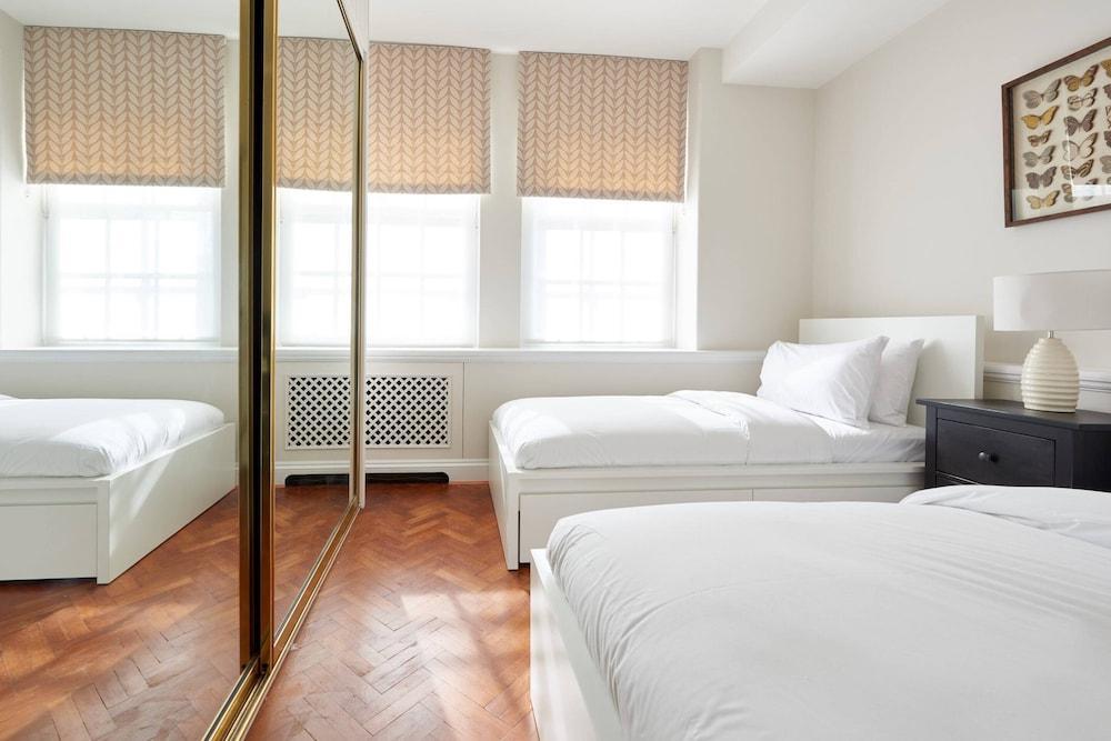 Sunny and Bright Flat, 2 Minutes From Hyde Park - Tap to explore photos
