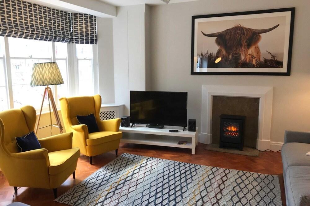 Sunny and Bright Flat, 2 Minutes From Hyde Park - Tap to explore photos