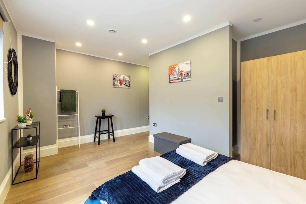 Beautiful Canal Side Notting Hill Abode With Terrace