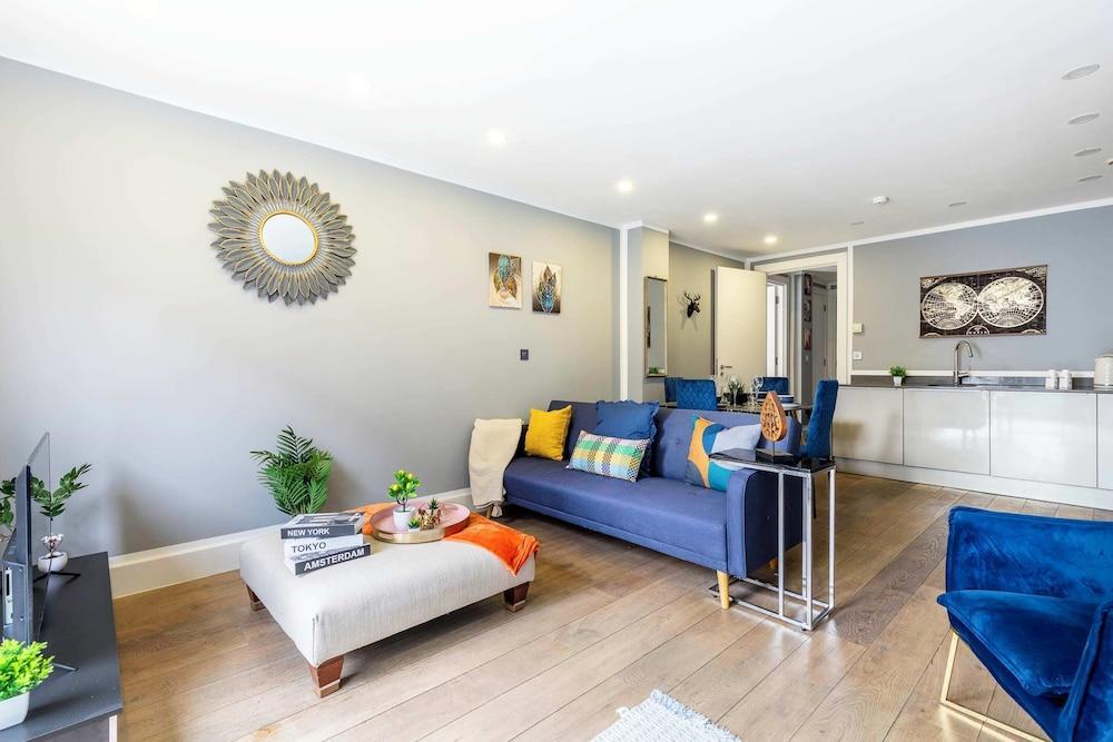 Beautiful Canal Side Notting Hill Abode With Terrace - Tap to explore photos